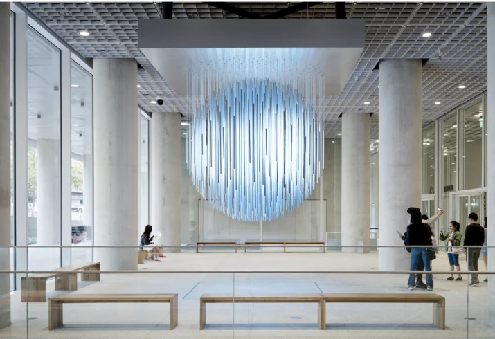 Byggnaden är smyckad av flera ljuskonstverk, bl.a: Blue Sun av Rafael Lozano-Hemmer.