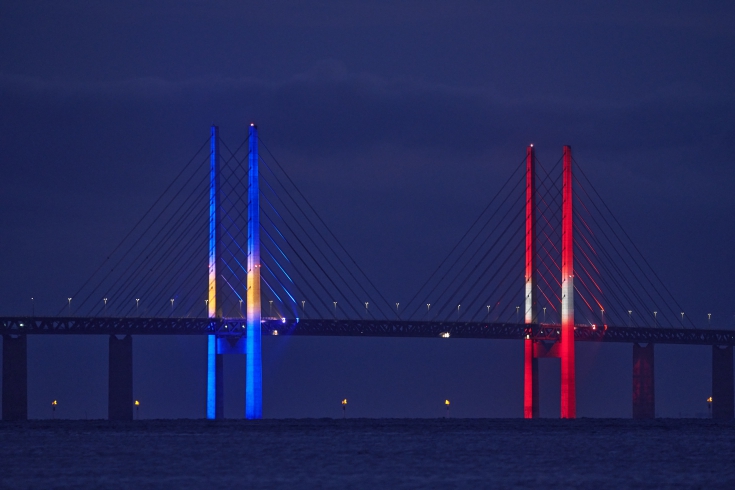 Bron lyser även i de svenska och danska färgerna.